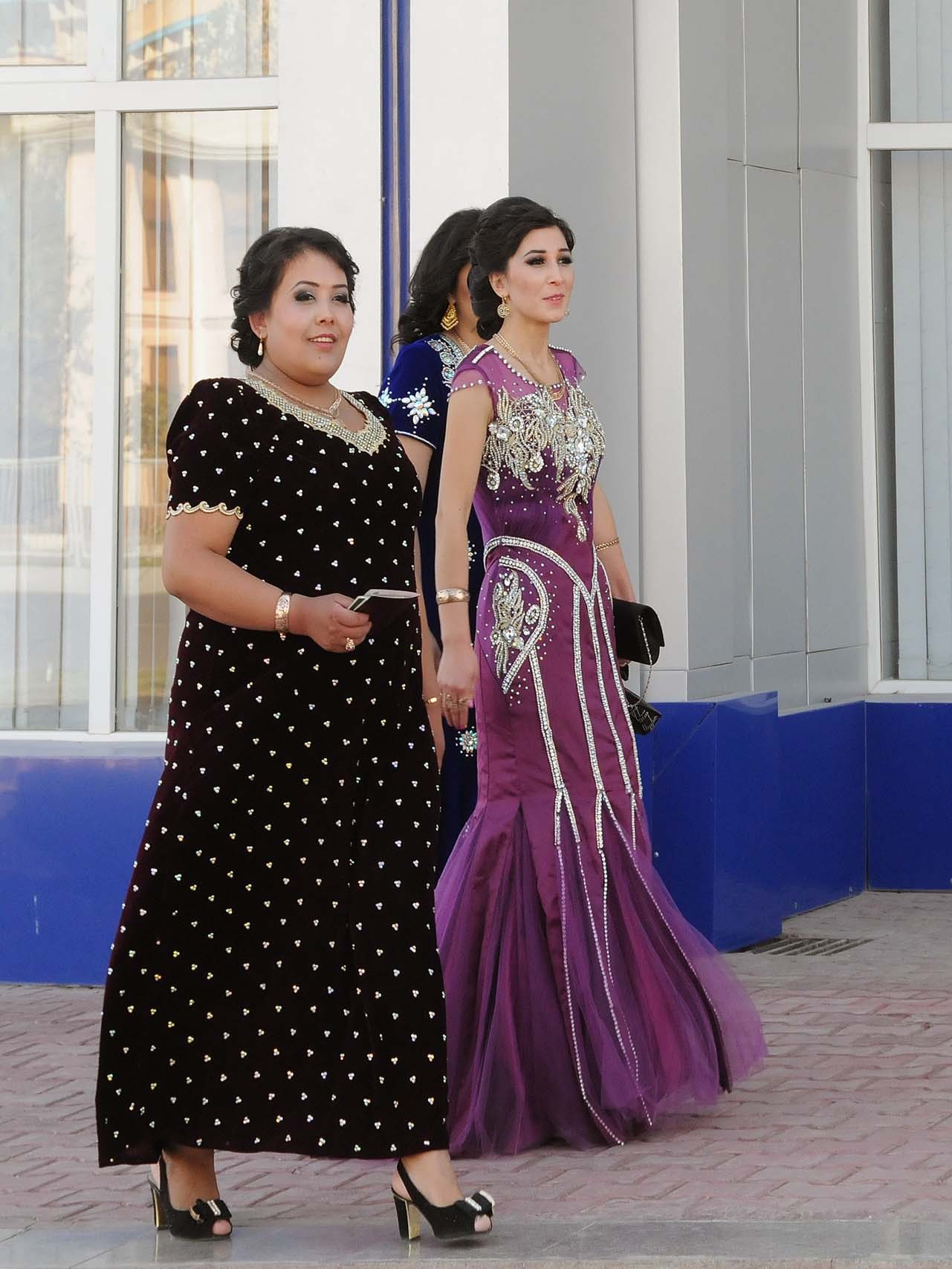 Trois femmes en tenue de cérémonie