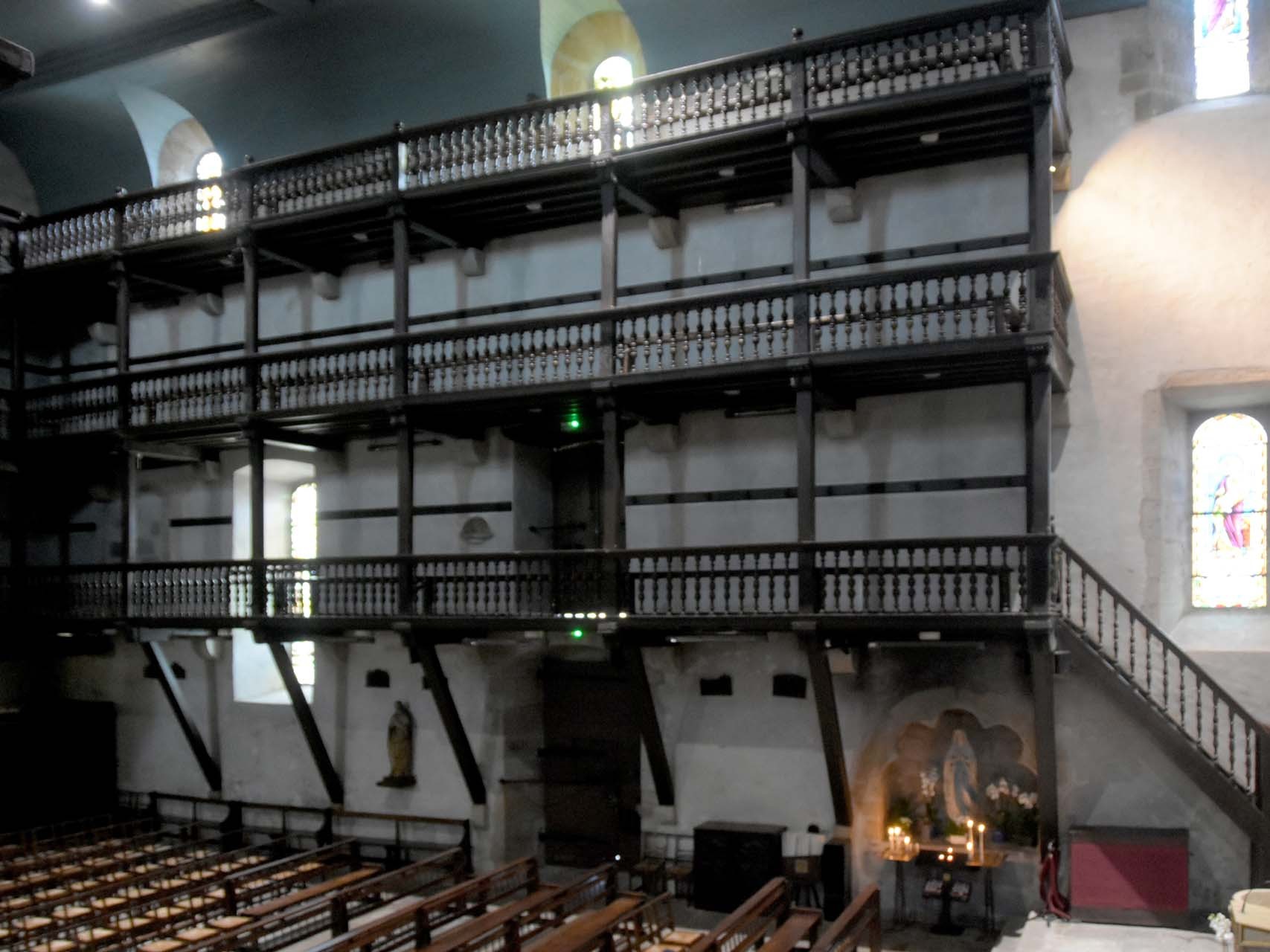 Tribunes latérales dans la nef, typiques en Pays Basque