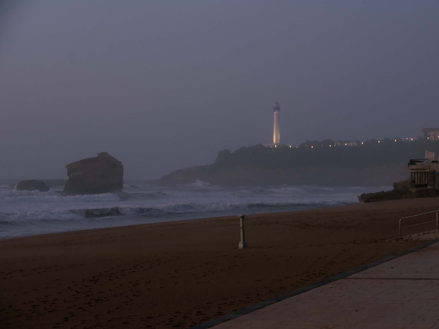 Le phare dans la brume crépusculaire